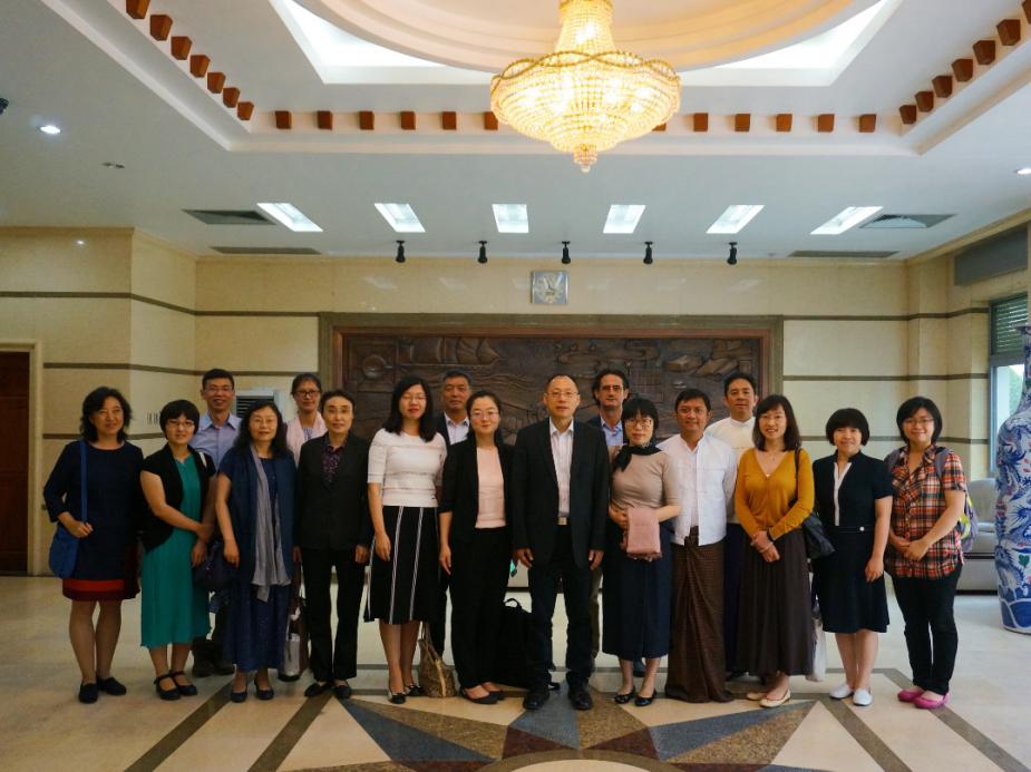 图2：督导团和当地的项目执行机构拜访中国驻缅甸使馆经济商务处时的合影