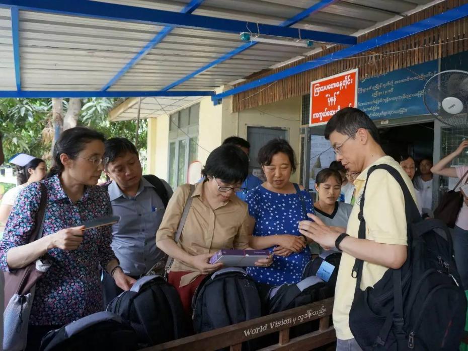 图3 督导团成员和专家参观Hlaing Thar Yar Township第二卫生中心，查看项目配备的家庭访视包